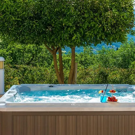 Mavis - 10 Minutes To Dubrovnik *