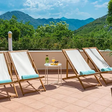 Mavis - 10 Minutes To Dubrovnik