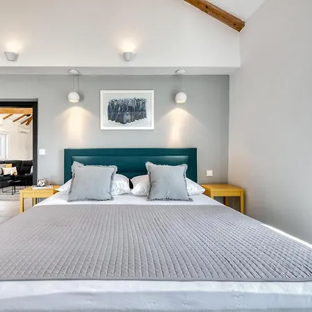 Mavis - 10 Minutes To Dubrovnik *