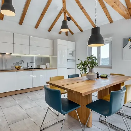 Mavis - 10 Minutes To Dubrovnik * Gornji Brgat