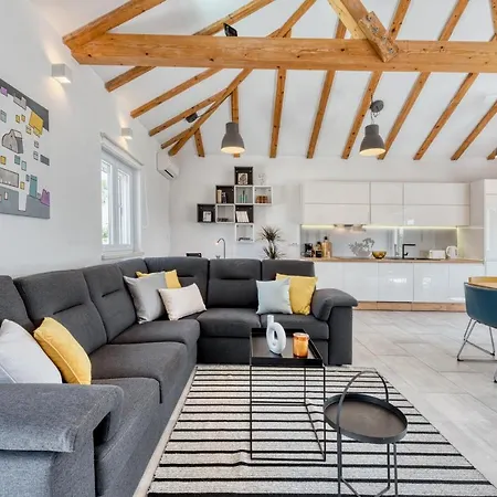 Mavis - 10 Minutes To Dubrovnik *