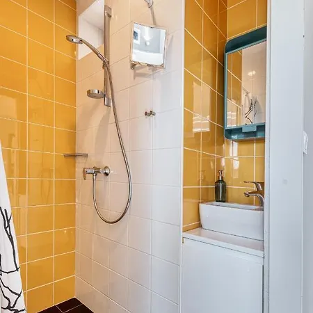 Mavis - 10 Minutes To Dubrovnik