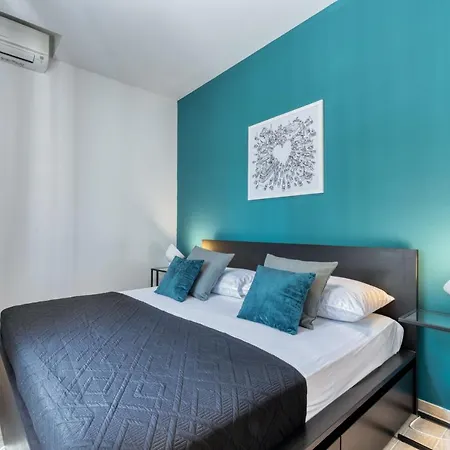 Mavis - 10 Minutes To Dubrovnik