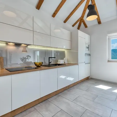 Mavis - 10 Minutes To Dubrovnik * Gornji Brgat