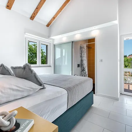 Mavis - 10 Minutes To Dubrovnik * Gornji Brgat