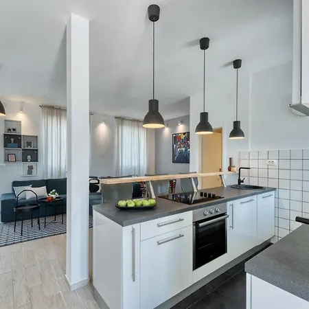 Mavis - 10 Minutes To Dubrovnik