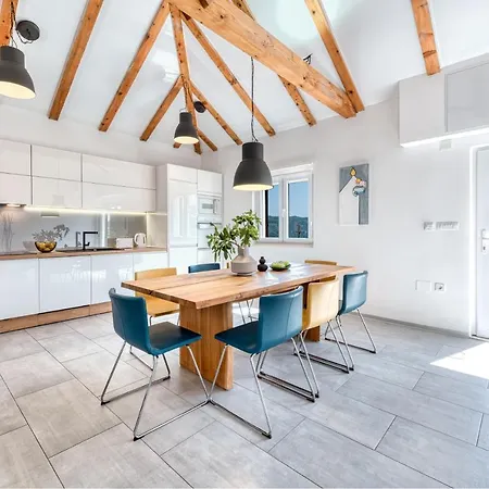 Mavis - 10 Minutes To Dubrovnik * Gornji Brgat