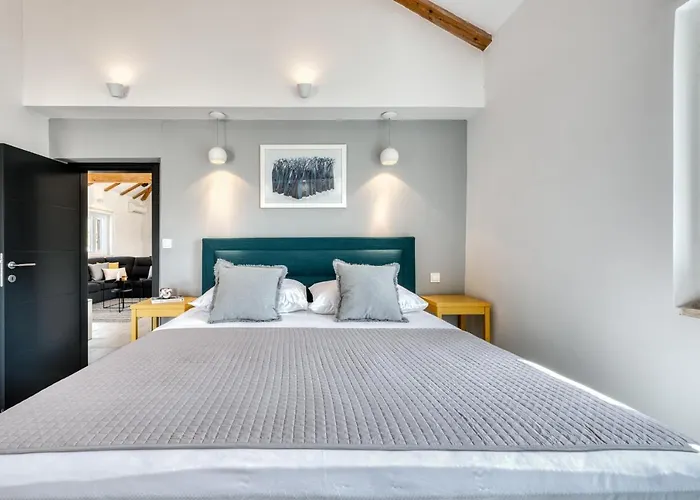 Mavis - 10 Minutes To Dubrovnik *