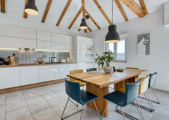 Mavis - 10 Minutes To Dubrovnik * Gornji Brgat