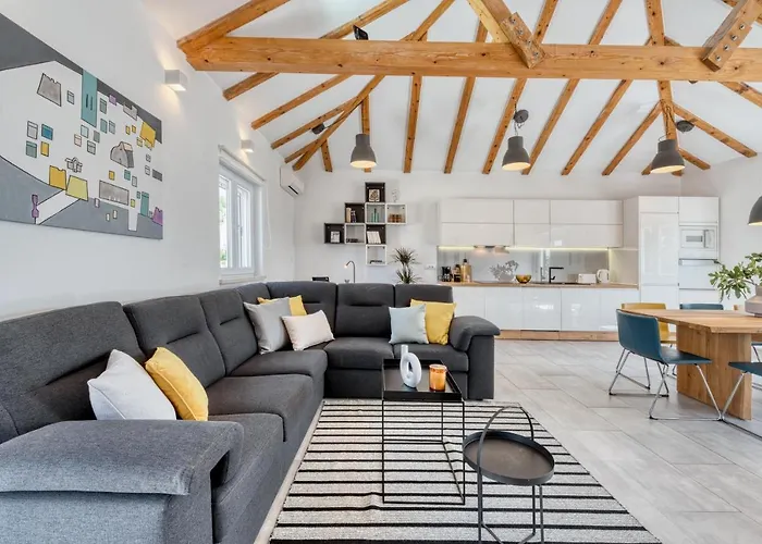 Mavis - 10 Minutes To Dubrovnik *