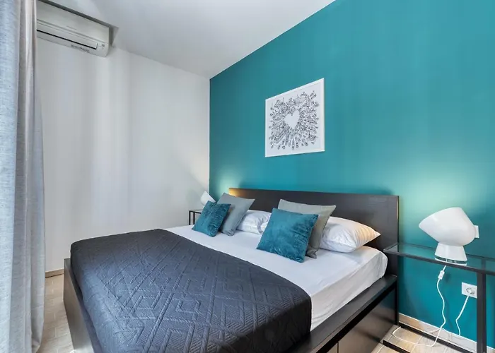 Mavis - 10 Minutes To Dubrovnik