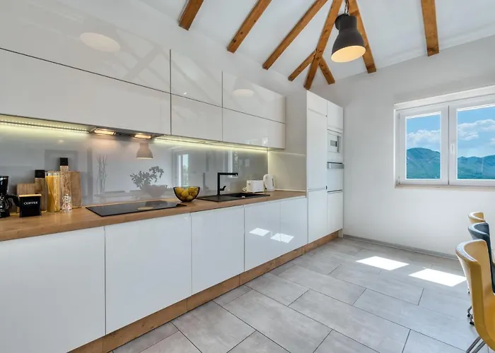 Mavis - 10 Minutes To Dubrovnik * Gornji Brgat