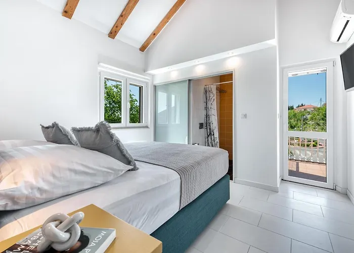 Mavis - 10 Minutes To Dubrovnik * Gornji Brgat