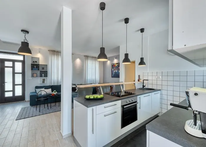 Mavis - 10 Minutes To Dubrovnik